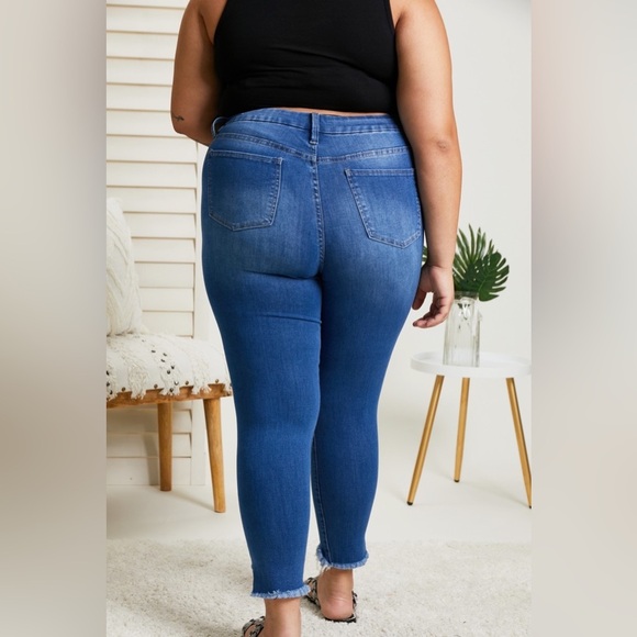 YMI Jeanswear Irene Frayed Cropped Jeans - Picture 8 of 9